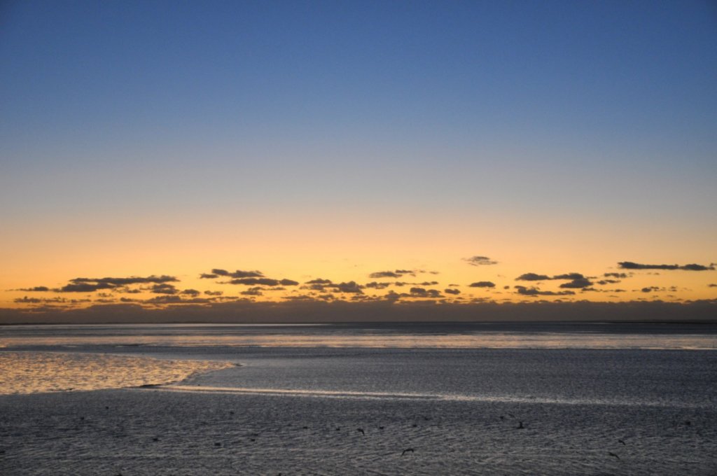 Abendstimmung auf der Nordsee vor Norddeich. Foto von Bord der  FrisiaV  am 15.10.09.
