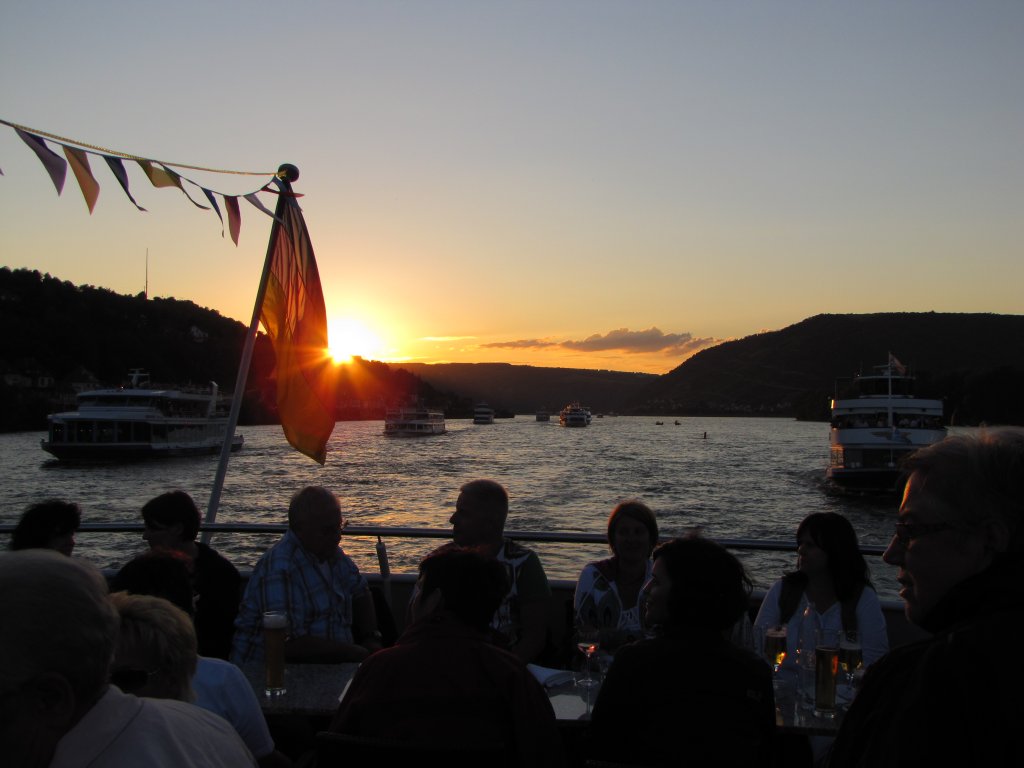 Abendstimmung whrend  Rhein in Flammen  rund um Rdesheim am 07.07.2012.