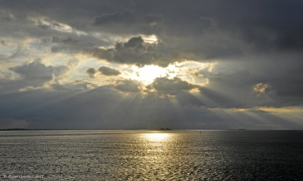 Abendstmmung am 18.07.2011 auf der Auenweser vor Bremerhaven.Foto von Bord der einlaufenden MS  Helgoland 