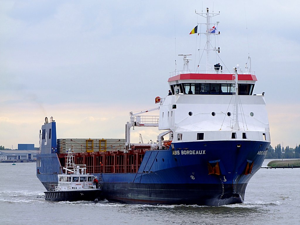 ABIS BORDEAUX(IMO:9545039; L=91; B=14mtr; DWT3800t;) erhlt im Hafengebiet von Antwerpen Besuch; 110830