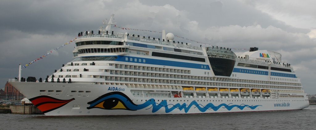 AIDA Diva vor der Taufe mit vielen montierten Laserlichtern am Cruise Terminal in Hamburg am 20.04.2007 