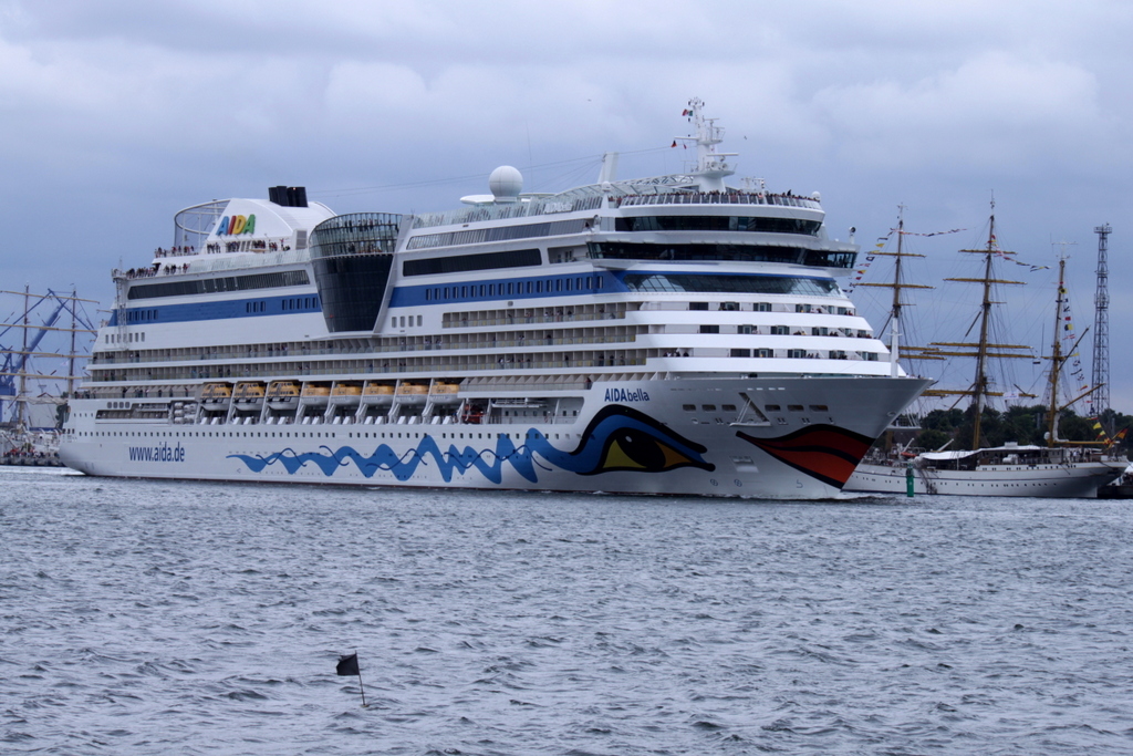 AIDAbella auf dem Weg von Kopenhagen nach Tallinn  beim auslaufen in Warnemnde.08.08.2013