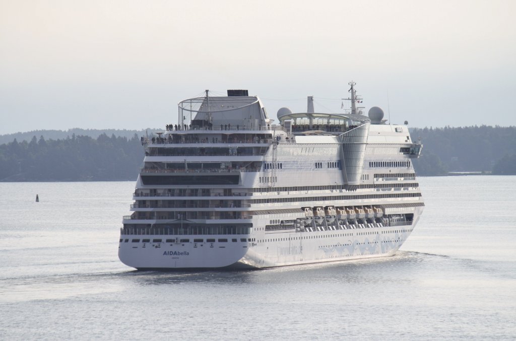 AIDAbella fhrt am Morgen des 20.6.2013 durch die Schren, in Richtung Ostsee.