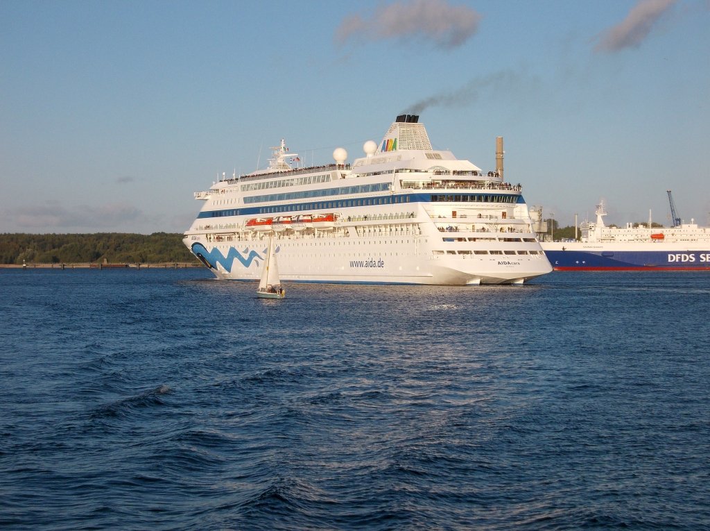 AIDACARA im Oktober 2012 auslaufend Kiel