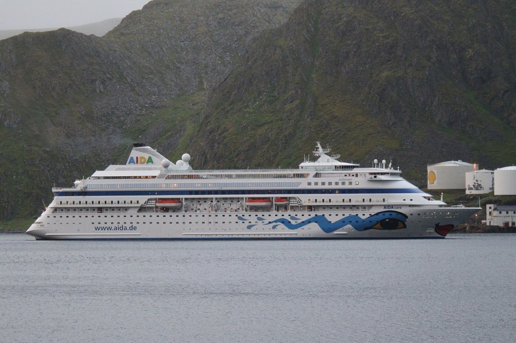 AIDAcara ist unterwegs durch das Nordland. Hier liegt sie am 21.7.2012 in Honningsvag auf Reede.