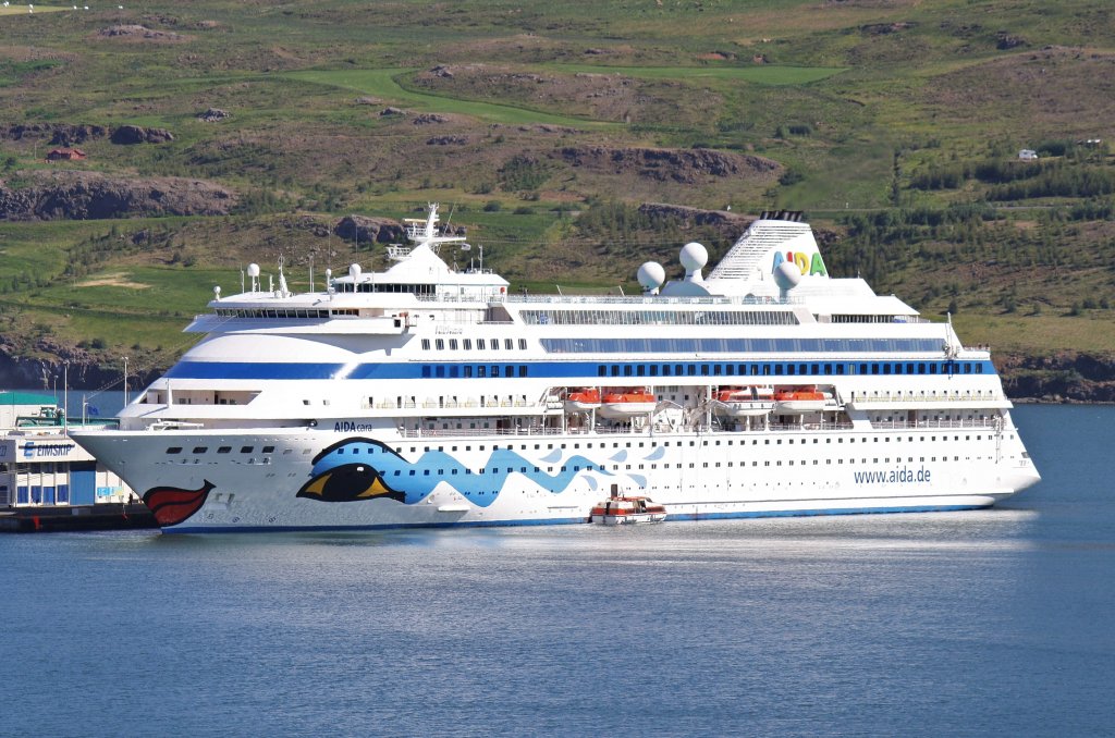 AIDAcara ist unterwegs von Kiel nach Kiel. Hier liegt sie am 16.7.2012 in Akureyri.