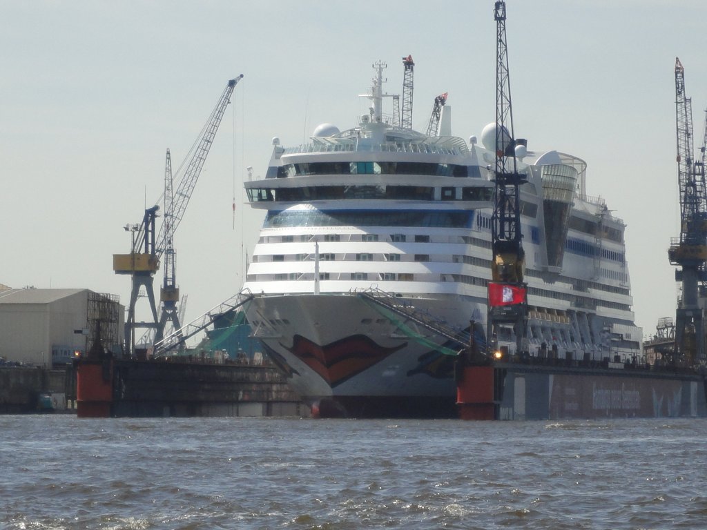 AIDAluna am 9.5.2011 in Hamburg beim Ausdocken bei Blohm&Voss,