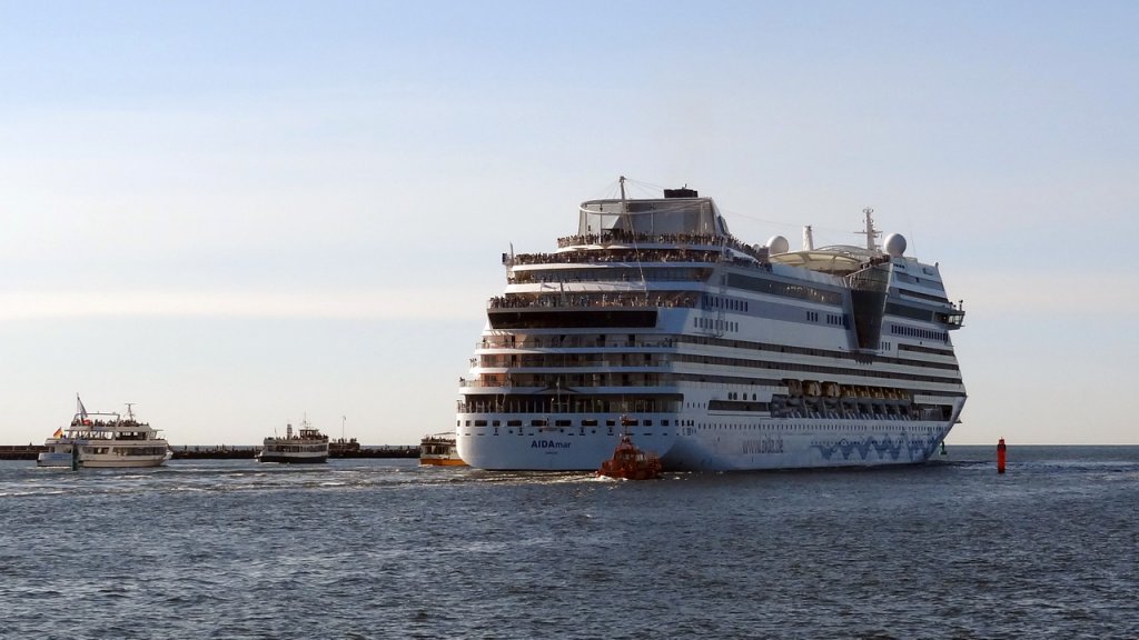 AIDAmar  Kreuzfahrtschiff  Rostock-Warnemnde   20.07.2013