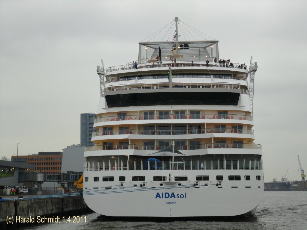 AIDAsol  (IMO 9490040) am 1.4.2011 in Hamburg am Kreuzfahrtterminal Altona
Kreuzfahrtschiff / 71.304 BRZ / La 253,33 m, B 32,2 m, Tg 7,3 m /, Antrieb: Diesel-elektr., 25.000 kW, 21,8 kn, 2 Festpropeller, Azimuth / 1096 Kabinen, 2500 Pass., Bes. 611 / 2011 bei Meyer Werft, Papenburg / Heimathafen: Genua, Flagge: Italien /
