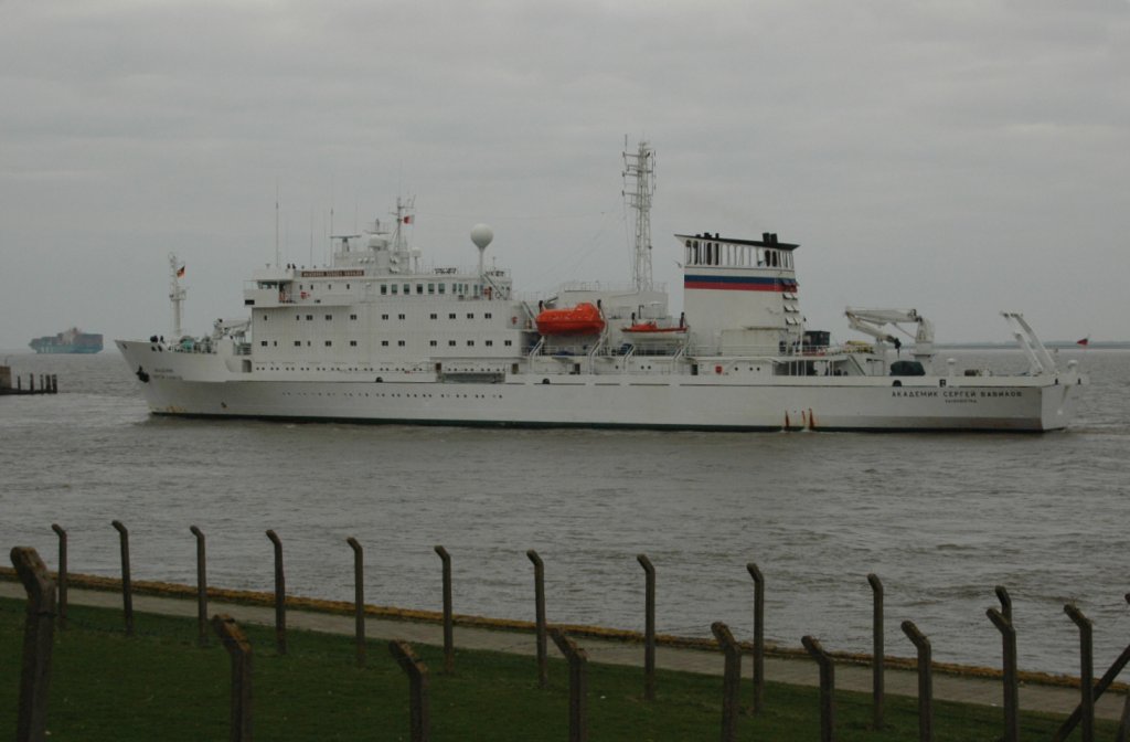 Akademik Sergej VaVilov (IMO: 8507729) Heimathafen Kaliningrad. Ein russisches Passagierschiff fhrt gerade von der Elbe in den Nord-Ostsee-Kanal bei Brunsbttel ein. Aufgenommen am 05.04.2011. Es wurde erbaut in Finnland in den spten 1980er Jahren fr die russische Akademie der Wissenschaften, ursprngliche Mission: sensible hydroakustische Ozean- Forschung. Technische Daten: Passagiere 107 und Crew 53, 117 m lang, 18,2 m breit und macht 13 Knoten. 

