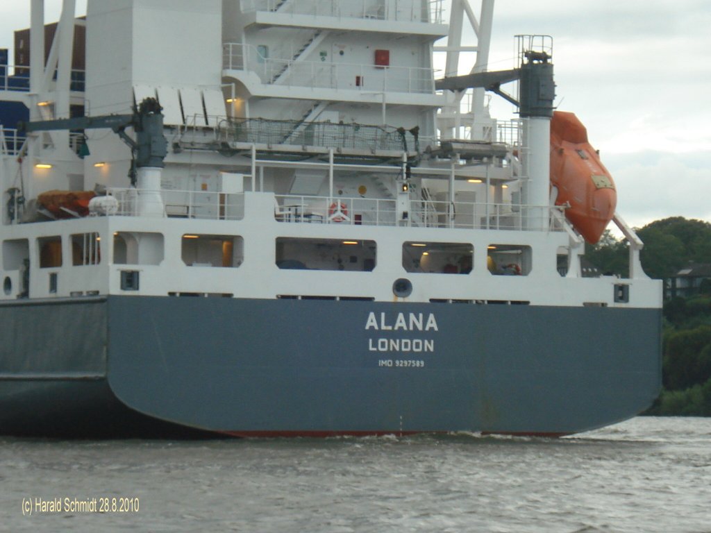 ALANA  IMO 9297589 am 28.8.2010 auslaufend Hamburg vor Finkenwerder.
Feeder / Sietas 2004 / BRZ 11.662 / La.149,14m, B.22,5m, Tg.8,7m / 868 TEU, 238 Reefers / 8.400kW, 18,5 kn /
