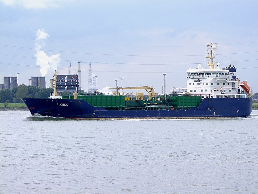 ALCEDO(IMO:9256432; L=117; B=18mtr; DWT6996t; Baujahr2003)der Asphalt-Bitumentanker ist im weitlufigen Hafengebiet von Antwerpen unterwegs;110830