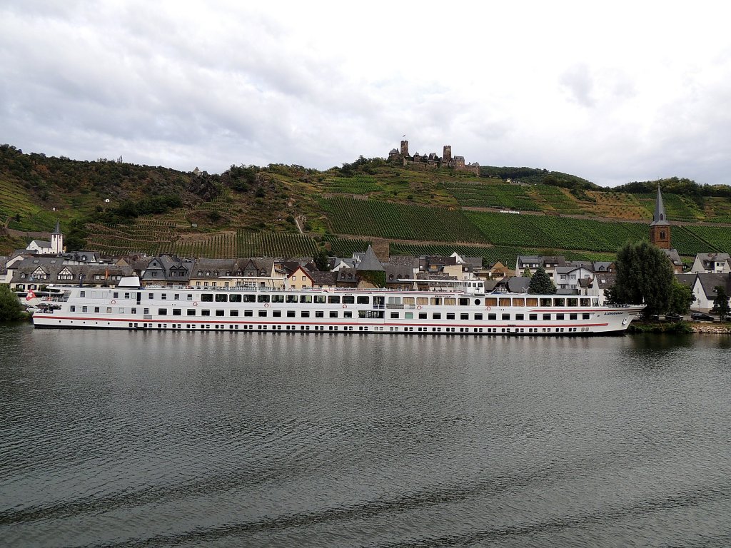 ALEMANNIA(07001703; L=110; B=11,6mtr; 236Pass; Baujahr 1971)ankert bei den Weinbergen von Alken; 120828