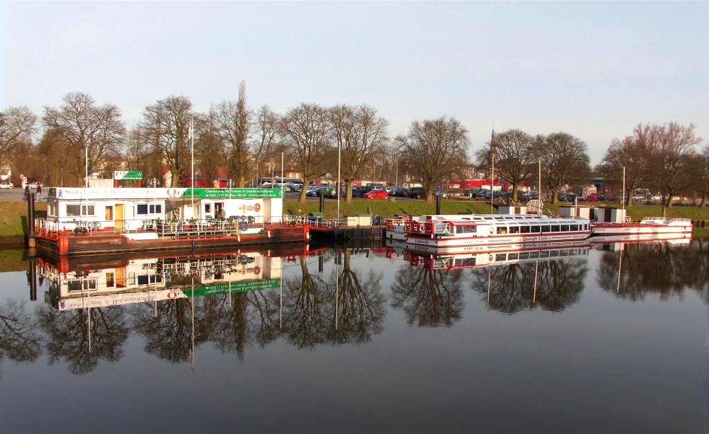 Alles Klar ,am Anleger der Quandt-Linie im Lbecker Hansahafen, zum Start in die Rundfahrten-Saison mit MS HOLSTENTOR und MS LBECK... Aufgenommen: 26.3.2012