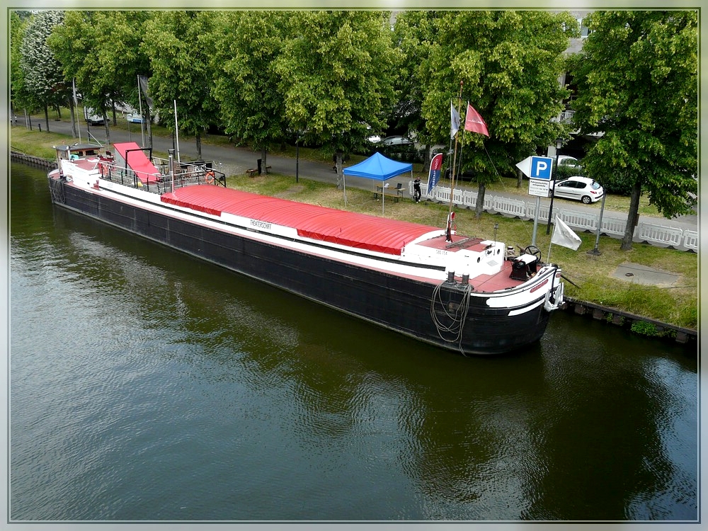 Als Theaterschiff umgebautes Frachtschiff Maria-Helena, liegt am 28.05.2011 in Saarbrcken vor Anker. 