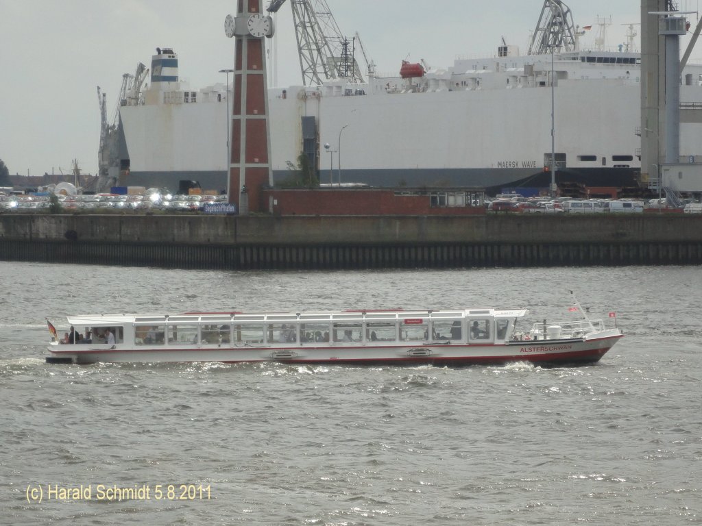 ALSTERSCHWAN am 5.8.2011 auf der Elbe Hhe Cruise-Center-Hafencity
Fahrgastschiff, Barkasse / La 25,62 m, B 5,36 m, Tg 1,26 m /  Verdrngung: 73 t / Diesel-Elektro-Antrieb, 1x Volvo, 225 kW, E-Fahrmotor 90 kW / 108 Sitzpltze / Alster-Touristik GmbH (ATG) / 2006 bei Schiffswerft Hermann Barthel, Derben /
