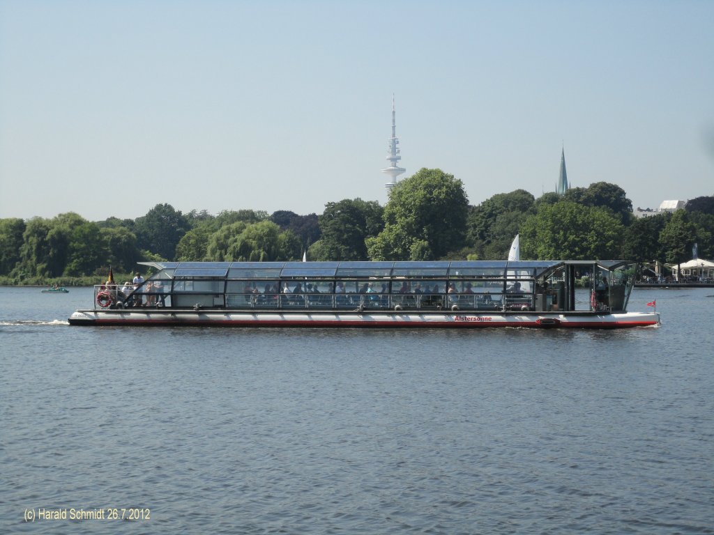 ALSTERSONNE am 26.7.2012 auf der Auenalster
Solarkatamaran / La 26,53 m, B 5,3 m, Tg 0,85 m / Verdrngung beladen 42 t / 100 Pass. / Alster-Touristik GmbH (ATG) / 2000 bei Kopf AG, Balingen, 2066 neu konzept. / 9,5 kWp Photovoltaik-Generator, Batteriespeicher 80 Std.  1170 Ah, 2 Drehstrommotore  8 kW, max. 10 km/h, Reichweite 120 – 160 km /
