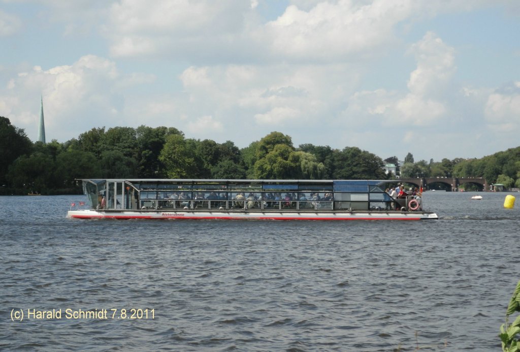 ALSTERSONNE am 7.8.2011 in Hamburg auf der Auenalster
Solarkatamaran / La 26,53 m, B 5,3 m, Tg 0,85 m / Verdrngung beladen 42 t / 100 Pass. / Alster-Touristik GmbH (ATG) / 2000 bei Kopf AG, Balingen, 2066 neu konzept. / 9,5 kWp Photovoltaik-Generator, Batteriespeicher 80 Std.  1170 Ah, 2 Drehstrommotore  8 kW, max. 10 km/h, Reichweite 120 – 160 km /
