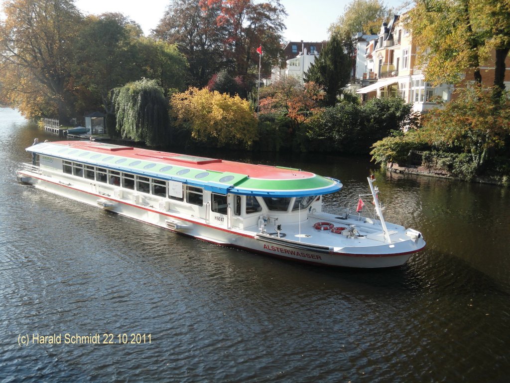 ALSTERWASSER am 22.10.2011 in Hamburg auf der Alster am Anleger Mhlenkamp /
Brennstoffzellenfahrgastschiff / La 25,56 m, B 5,2 m, Tg 1,31 m / 130 PS / 100 Pass. / Alster-Touristik GmbH (ATG) / 2008 bei SSB, Oortkaten 