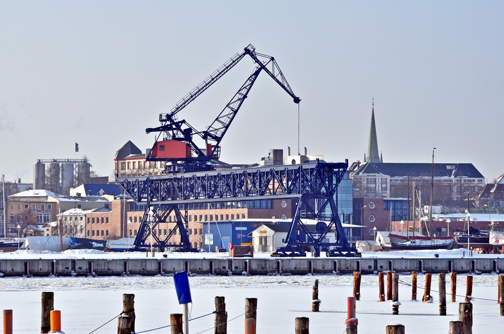 alte Kranbrcke im Rostocker Stadthafen am 16.02.2010