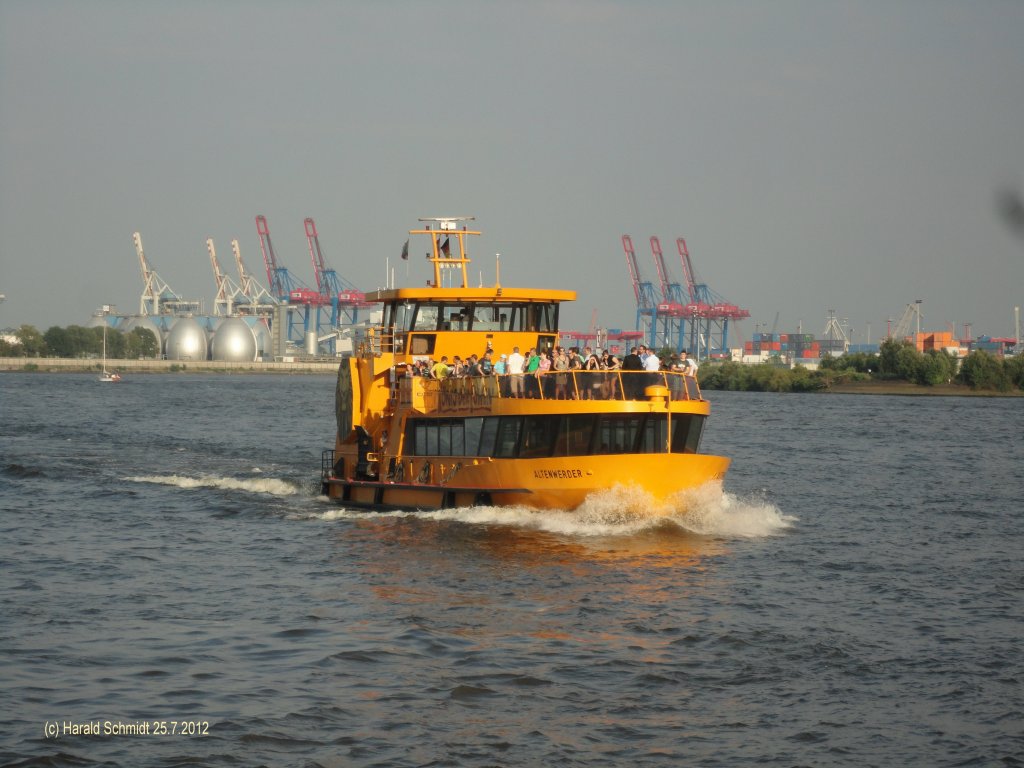 ALTENWERDER (3) (ENI 051 16370) am 25.7.2012 auf der Unterelbe Hhe Neumhlen
Einmann-Fhrschiff Typ 2000 / HADAG / La 29,97 m, B 8,06 m, Tg 1,5 m / 2 Diesel, 2 Ruder-Propeller, 12 kn / 250 Pass. / 1997 bei Grube, Oortkaten, Hamburg /
