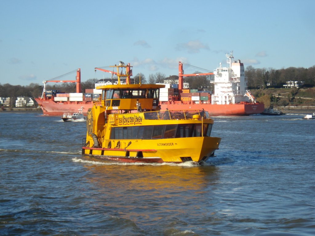 ALTENWERDER am 3.4.2010 auf Linie 62 im Khlfleet vor dem Anleger Finkenwerder / HADAG-Fhrschiff Typ 2000 (Bgeleisen) / im Hintergrund MS Cap Pasley der Hamburg Sd