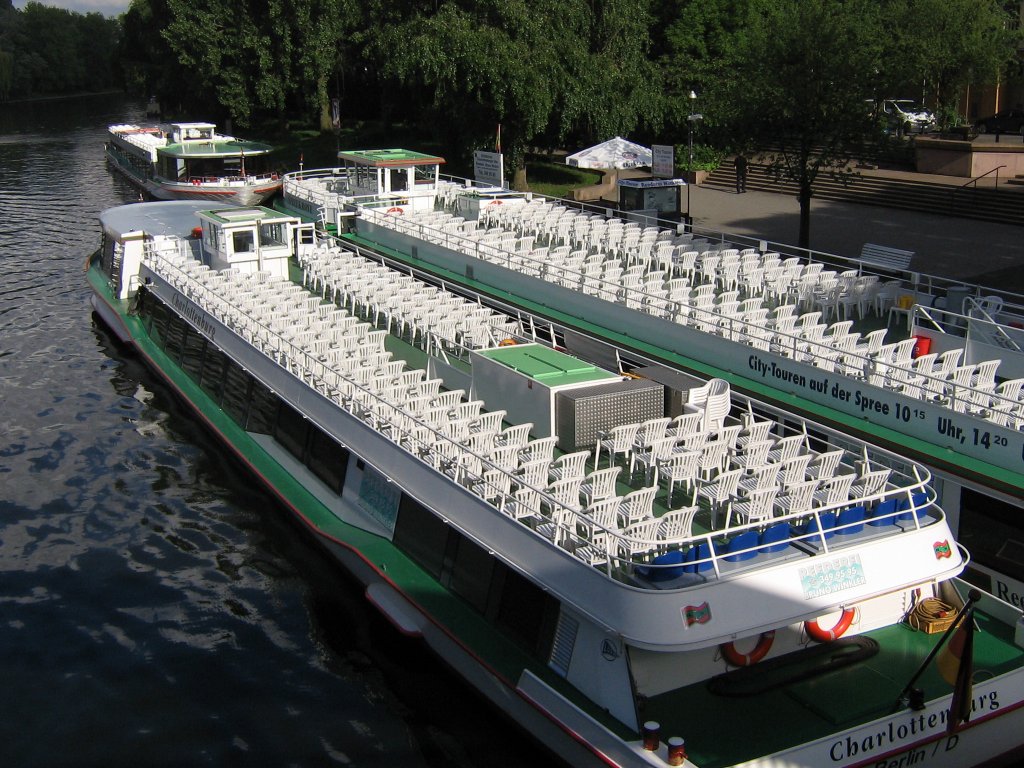 Am 01.06.2006 warten MS Charlottenburg, MS Spreekrone und MS Fortuna ! auf ihren Einsatz auf der Berliner Spree.