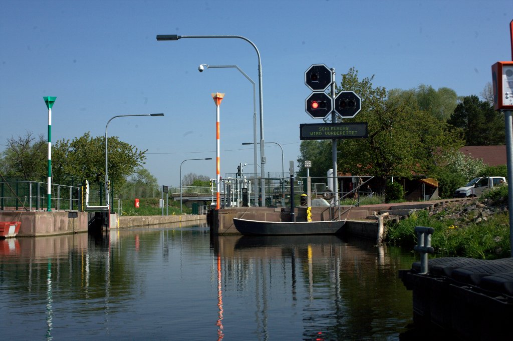 Am 02.05.2012 erreichen die Wasserwanderer gegen 12:28 Uhr die Schleuse Planena am 
Saalekilometer 104,5. Vor  einiger zeit erfolgte der Umbau zur Selbstbedienungsschleuse, die Schleuse befindet sich fast noch im Probebetrieb.