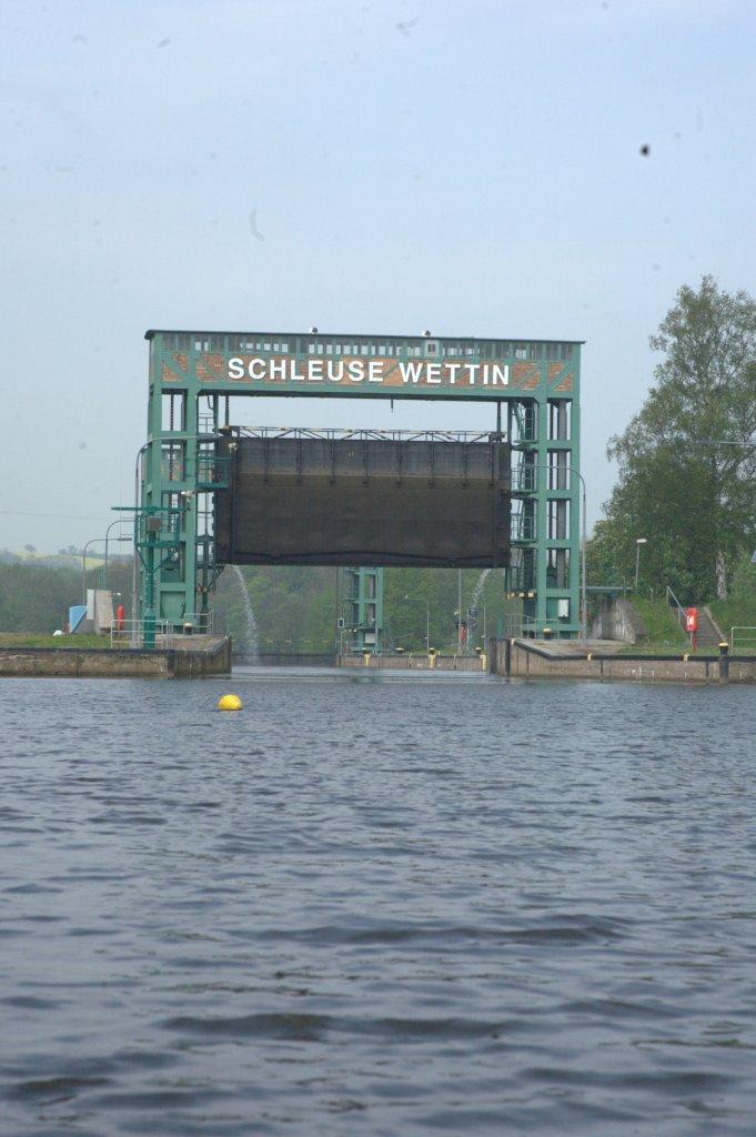 Am 03.05.2012 gegen 10:41 Uhr ffnet sich das Tor der Schleuse Wettin fr ein kleines Kajak zur Talschleusung. 
Diese Hubtorschleuse befindet sich am Unterlauf der Saale im Bundesland 
Sachsen-Anhalt.Flukilometer 70,4