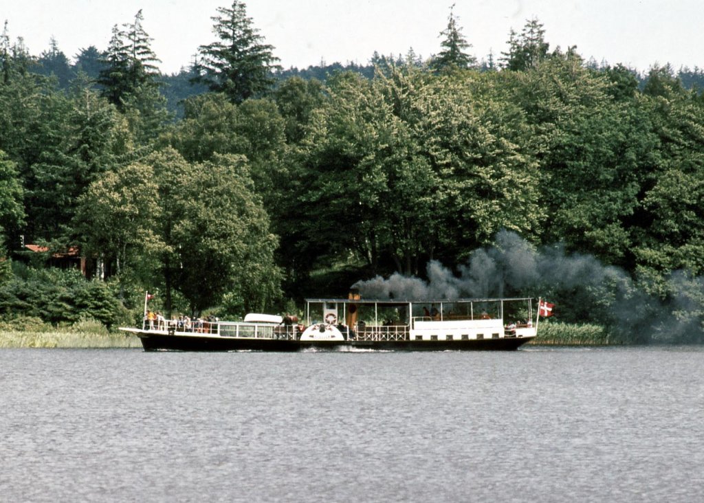 Am 05.08.1984 ist Dnemarks ltester Dampfer  Hjejlen  auf den Silkeborger Seen unterwegs.