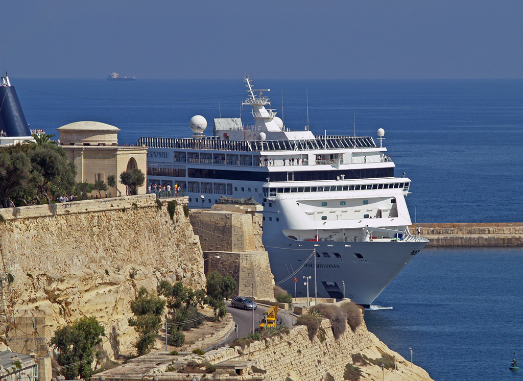 Am 05.10.2007 schiebt sich die MSC Sinfonia langsam in den Hafen von La Valletta. Aus diese Perspektive muss man fast Angst haben, dass das Schiff den Mauern zu nahe kommt.