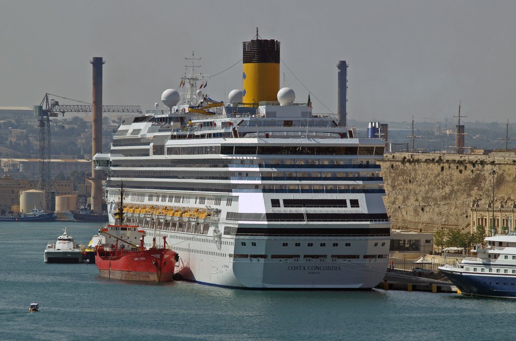 Am 05.10.2007 war fr die Costa Concordia die Welt noch in Ordnung, als sie in Valletta Grand Harbour ihre Vorrte ergnzte.