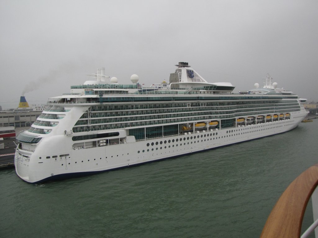 am 06.11.2010 sind sieben Kreuzfahrtschiffe im Hafen von Venedig, unter anderem die  Brilliance of the Seas  hier kurz vor dem Auslaufen.