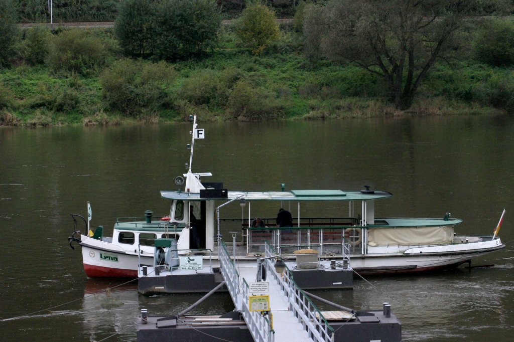 Am 07.10.2007 wartet die Fhre Lena in Schmilka , rechtselbisch auf die Fahrgste, die eben wohl zur der S-Bahn wollen gegen 09:49 Uhr. der Fotograf kam per pedes
von Seiffen  nach Bautzen und mute hier die Elbe berqueren.