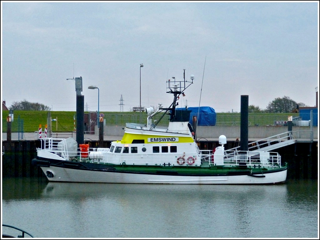 Am 08.05.2012 hatte das Spezialschiff  Emswind  in Norddeich im Fischereihafen am Kai festgemacht. IMO 8704858, MMSI 211236740, 
bei der EMSWIND handelt es sich um den ehemaligen Seenotkreuzer  OSSI BECK , der zu einem Transportschiff fr Service-Mannschaften der Offshore-Windparks umgebaut wurde. 