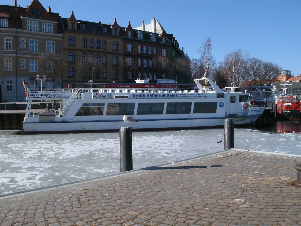 Am 08.Mrz 2011 war das Ausflugsschiff  ALTEFHR  noch von einer Eismasse im Stralsunder Stadthafen umringt.