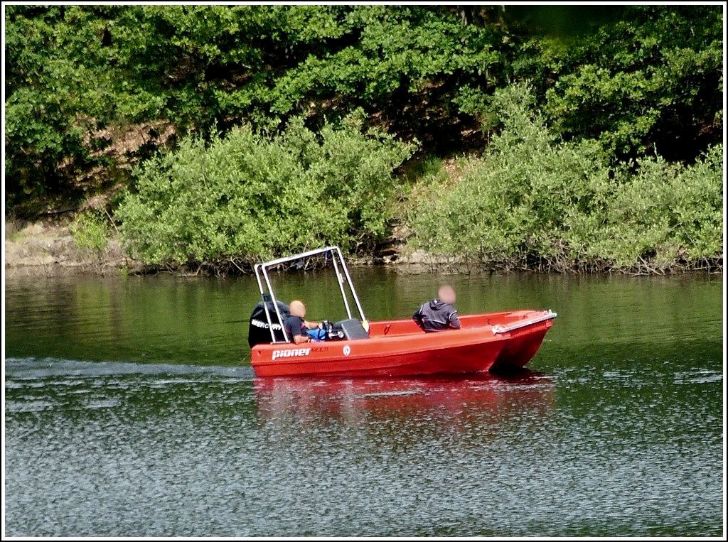 Am 10.06.2012 habe ich whrend eines Spaziergangs in der Nhe von Insenborn, am Stausee von Esch Sauer dieses Motorboot welches in gemchlichem Tempo ber den See fuhr fotografiert.