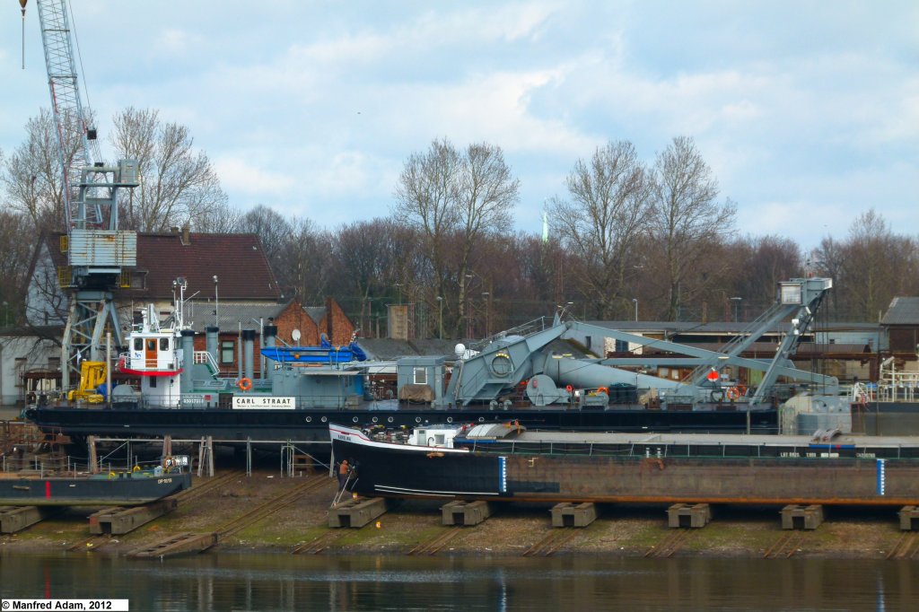 Am 11.03.2012 wurde das Tauchglockenschiff Carl Straat (ENI 05017010) des Wasser- und Schifffahrtsamtes Duisburg/Rhein auf der Helling der Meidericher Schiffswerft in Duisburg (Becken A) gesehen. Lnge: 52,0 m, Breite: 11,8 m, Tiefgang: 1,6 m, Tauchtiefe der Glocke: 10,0 m.