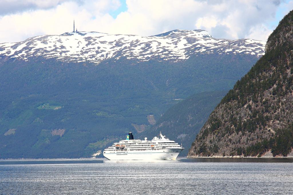 Am 11.06.2012 ist das Kreuzfahrschiff  Amadea  der Reederei Phoenix im
norwegischen Sognefjord unterwegs.
