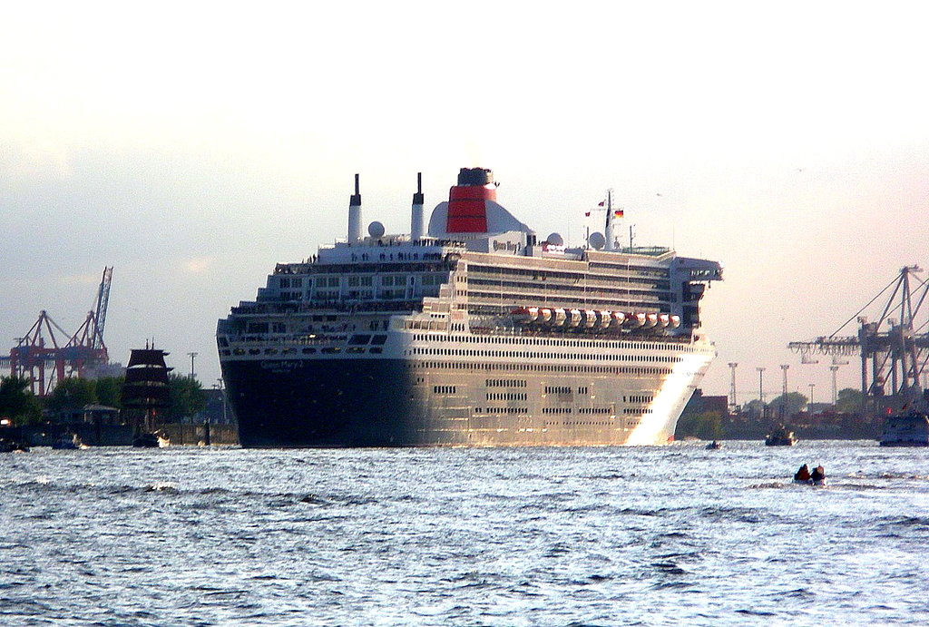 Am 12.05.2013 läuft die Queen Mary 2 aus dem Hamburger Hafen aus