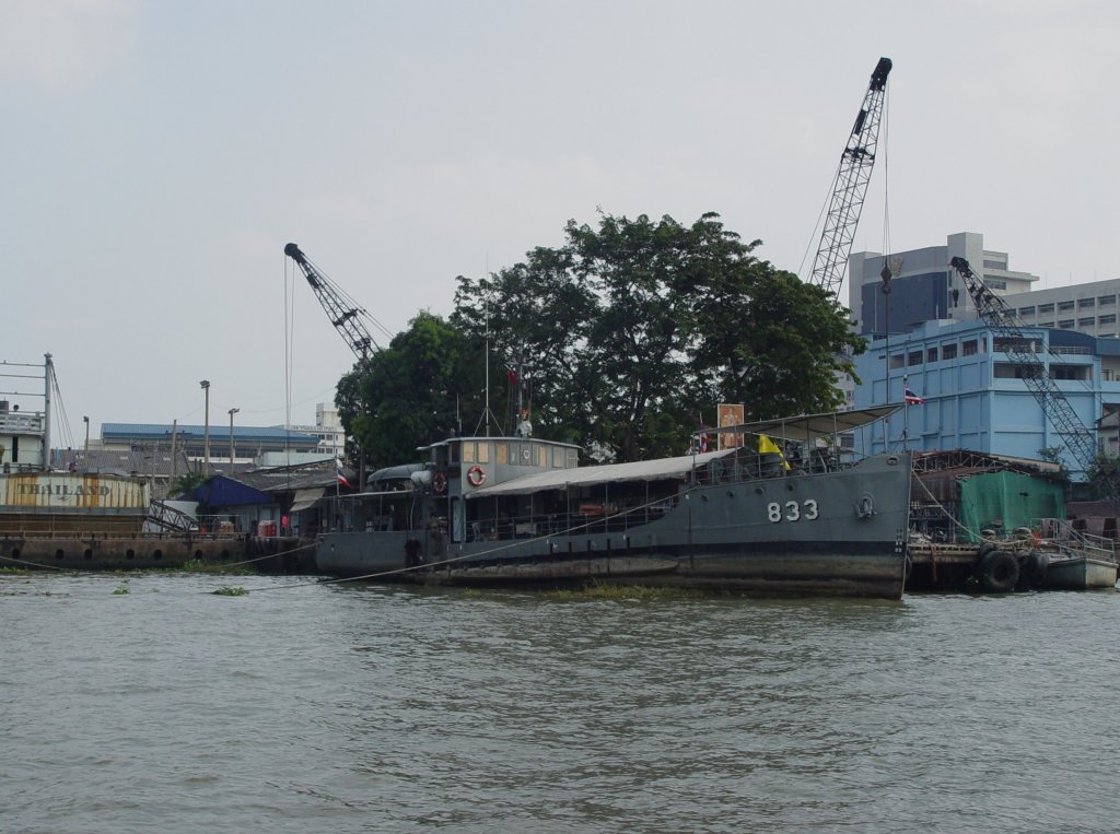 Am 13.01.2011 liegt dieses Kriegsschiff Nr. 833 in Bangkok im Chao Phrya Fluß vor Anker