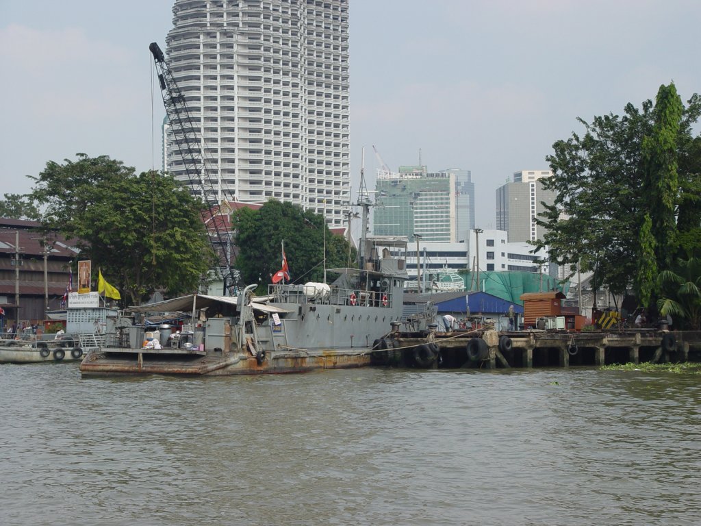 Am 13.01.2011 liegt das Kriegsschiff Nr. 773 in Bangkok im Chao Phraya Fluß vor Anker