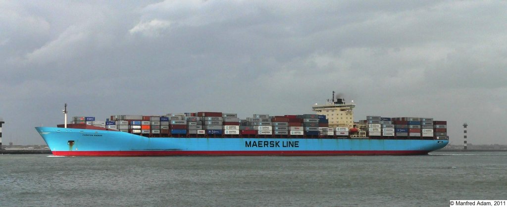 Am 15.09.2010 luft die 347 m lange Carsten Maersk aus der Maasvlakte aus. Blick von der Rheinmndung in Richtung Hoek van Holland.