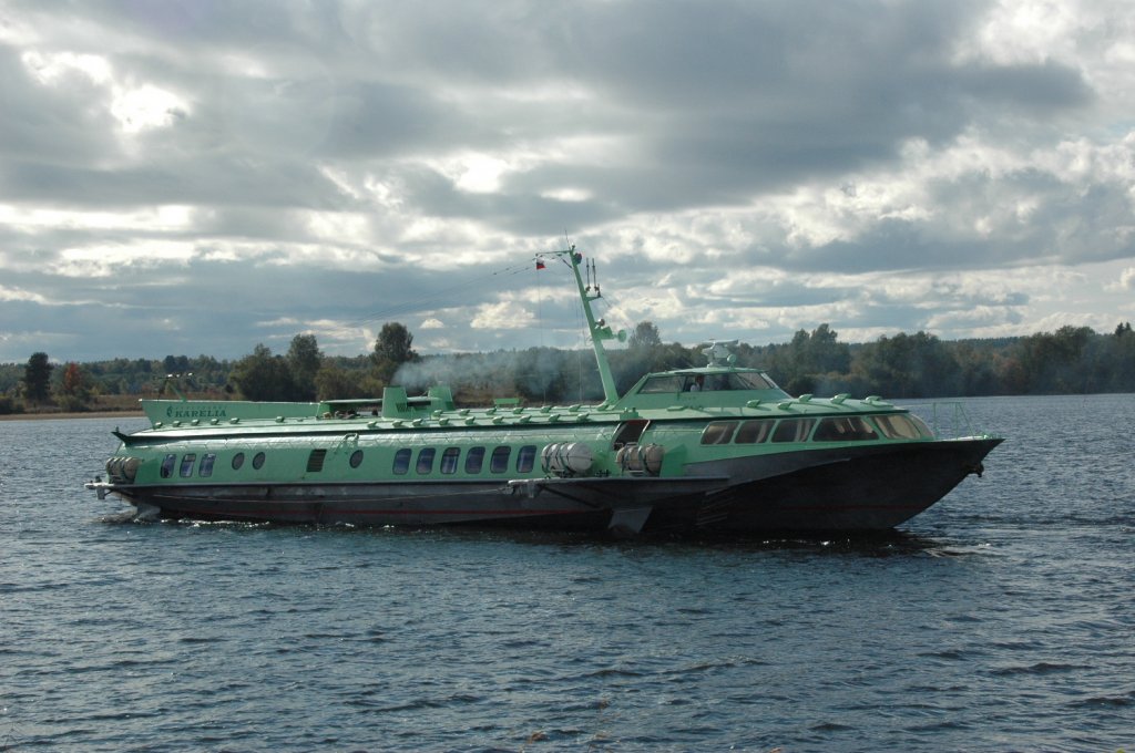 Am 16.09.2010 beim Landgang zum Freilichtmuseum auf der Kizhi-Insel im Onegasee / Russland ein Tragflgelboot beim Ablegen.
