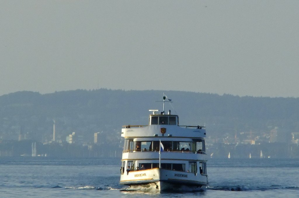 Am 19.9.2010 ist das Motorschiff  Wdenswil  auf Sonnenuntergangsfahrt (Kurs 121 Zrich - Rapperswil) unterwegs und wird in Krze Horgen erreichen. Dahinter ist immer noch die Silhouette des Stadt Zrich erkennbar... 