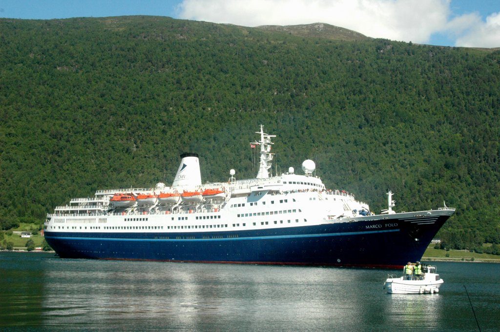 Am 22.06.2011 beim Anlegen im Hafen von Andalsnes beobachtet. Das Kreuzfahrtschiff ,,Marco Polo’’ ist im Jahr 1965 unter dem Namen Aleksandr Pushkin auf der damaligen Mathias-Thesen-Werft in Wismar vom Stapel gelaufen. Das Schiff ist 176,28 Meter lang und hat eine Breite von 23,55 Meter. Es verfgt ber acht Decks und hat einen Tiefgang von 8,20 Metern. In den Jahren 1991 und 1992 wurde es umgebaut und die Passagierzahl von 650 auf 850 angehoben. Anfang 2008 wurde das Schiff an eine griechische Gesellschaft, die Global Cruise Lines, verkauft und an den deutschen Kreuzfahrtveranstalter Transocean Tours verchartert.