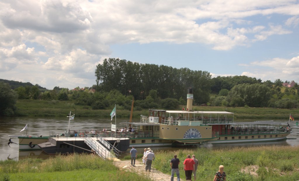 Am 23.06.2012 in Diesbar - Seusslitz gegen 13:00 Uhr  der Raddampfer Stadt Wehlen 
kurz vor der Abfahrt  stromauf Richtung Meien - Dresden 