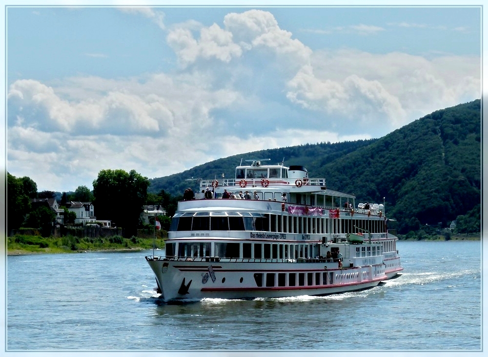 Am 24.06.2011 fhrt das Fahrgastschiff   das Wappen von Koeln  auf dem Rhein der nchsten Anlegestelle in Koblenz entgegen.