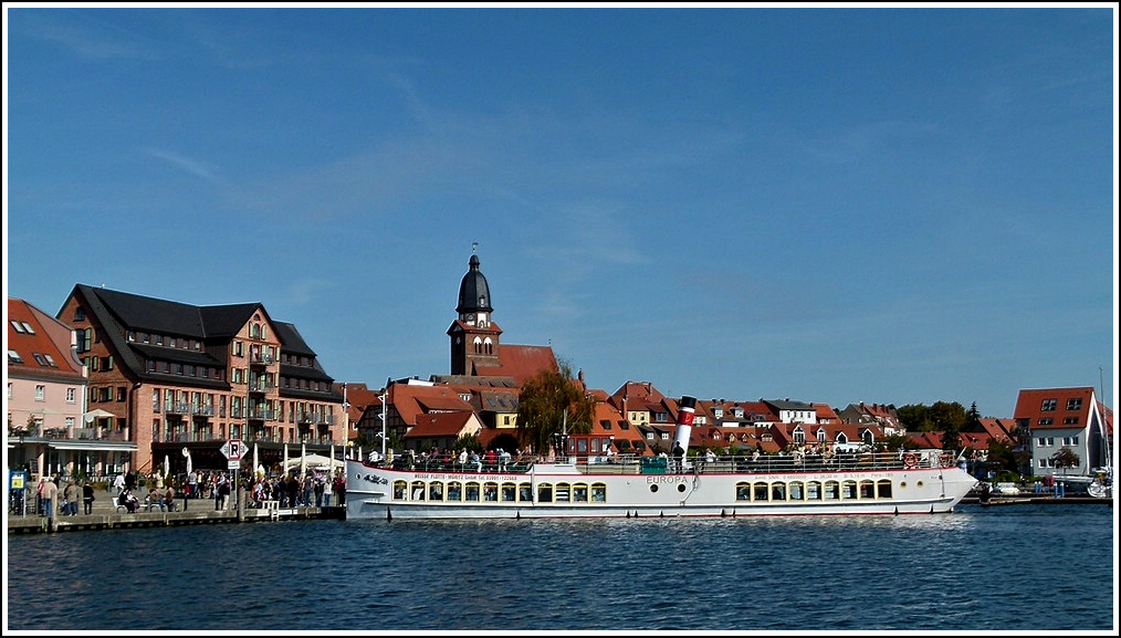 Am 24.09.2011 legte dieses Ausflugschiff im Hafen von Waren an der Mritz an um neue Fahrgste aufzunehmen