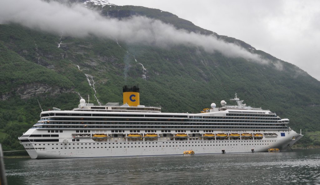am 26.06.2012 im Geirangerfjord sind wir mit der  Costa Fortuna  die ersten im Fyord. Gegen Mittag sind es mit der planmigen Fhre sechs Schiffe